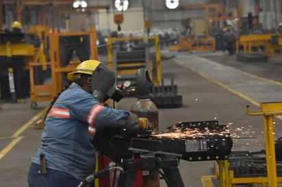 Mujeres siguen luchando para conseguir los ascensos laborales