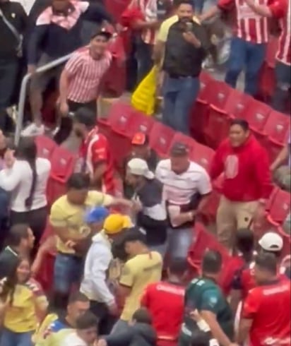 ¡Así no! Afición de chivas encarará a seguidores del américa en el estadio akron y los agreden