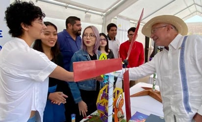 Ken Salazar reconoce a estudiantes mexicanas empoderamiento femenino en las ciencias