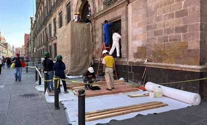 Rehabilitan puerta y cristales de Palacio Nacional tras irrupción de normalistas de Ayotzinapa