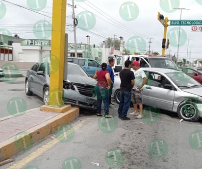 Choque en la colonia Los Bosques de Monclova deja dos lesionados