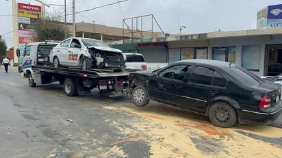 Accidente deja un lesionado y daños