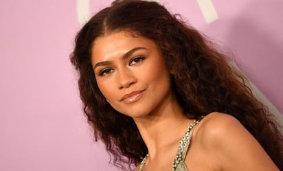 Zendaya luce impactante al combinar jeans a la cadera con corset