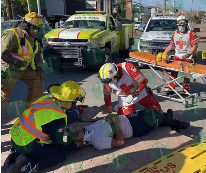 Conductor queda atrapado por su carga tras sufrir accidente en Saltillo