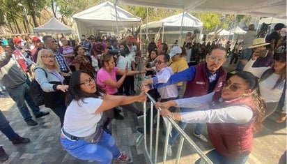 Colectivos feministas protestan previo a mitin de Clara Brugada en Bellas Artes