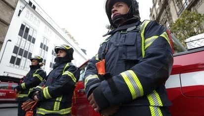 Rescatan a venezolano que intentaba arrojarse de una torre de alta tensión en Nuevo León