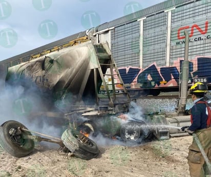 Trailero que transportaba amoníaco intenta ganarle paso al tren y es embestido