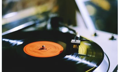 El resurgimiento de los vinilos: ¿por qué están de vuelta y son más populares que nunca?