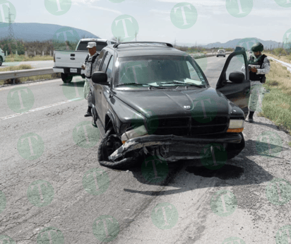 Familia sufre salida de camino en la carretera Monclova-Sabinas 