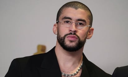 Bad Bunny luce clásico y elegante traje sin camisa en los Oscars