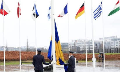 Bandera de Suecia se iza en la sede de la OTAN tras su ingreso en la alianza