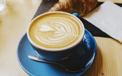 Qué es un flat white, bebida homenajeada con un doodle de Google hoy 11 de marzo