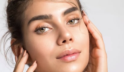 Maquilla tus cejas como profesional y transforma tu mirada en minutos: Puedes utilizar aceite de ricino para acondicionar y fortalecer tus cejas, estimulando su crecimiento.