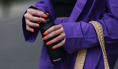 Uñas naranjas, inspírate y brilla con el color de la temporada: Cuando busques un nail art brillante, alegre y trendy que te haga sentir segura y animada, considera estas ideas de uñas naranja