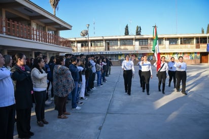 Autoridades rinden honores a la bandera en la UAdeC