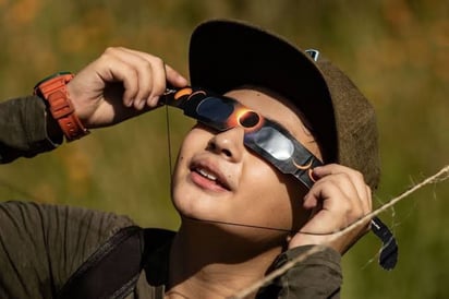 Tiendas de EP llevan a cabo las ventas de lentes especiales para el eclipse