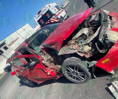 Conductor de Jetta sale ileso tras estrellarse contra un tráiler en Castaños