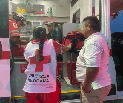 Motociclista sufre posible fractura de clavícula al sufrir caída en la carretera 57 