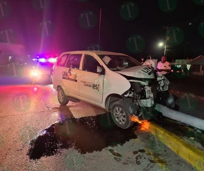 Chófer de unidad UNIDIF se estrella contra luminaria por exceso de velocidad