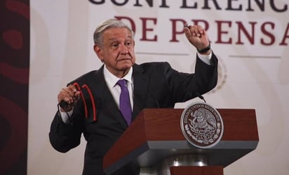 AMLO muestra resortera y balines que usaron normalistas en portazo a Palacio Nacional