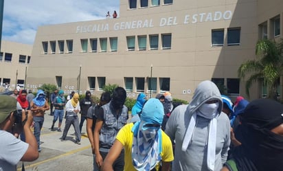 Normalistas de Ayotzinapa irrumpen en Fiscalía de Guerrero