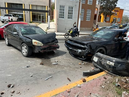 Accidente vial deja dos lesionados y daños considerables 