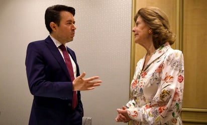 Reina Silvia de Suecia sostiene encuentro con subsecretario de Derechos Humanos de Segob