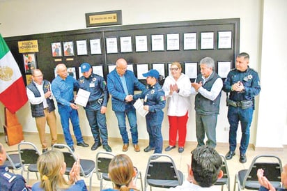 Los policías del mes reciben premio por desempeño