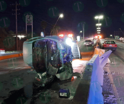 Caos en el puente vehicular de la colonia Obrera tras volcadura