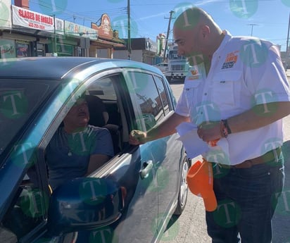 Candidato pega calcas en la hipódromo y dialoga con habitantes del sector