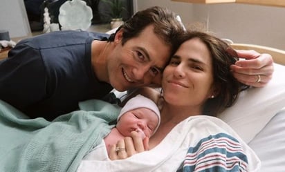 Karla Souza presume a su hija tras 33 horas de parto