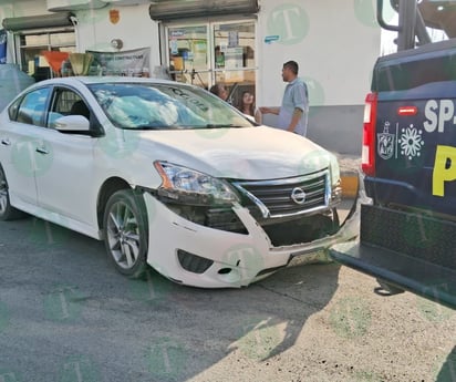 Auto con familia se estrella contra camellón en la colonia Guadalupe de Monclova