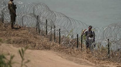 Más alambre de púas en la frontera de Piedras Negras