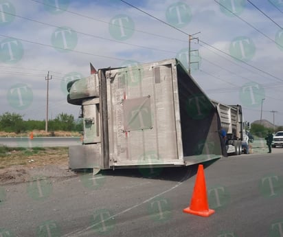 Caja de tráiler vuelca en el libramiento Carlos Salinas de Gortari