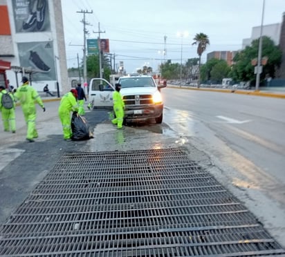 Cuadrillas realizan limpieza tras lluvias registradas