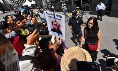 Previo a concierto en el Zócalo Julieta Venegas se reúne con familiares de desaparecidos