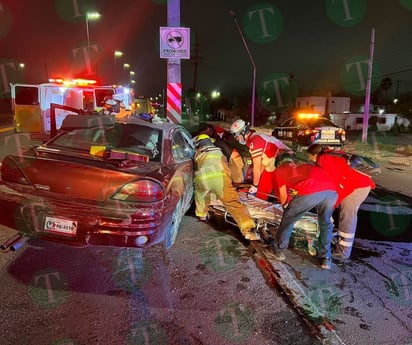 Mujer estrella su auto en el puente de la colonia Obrera de Monclova