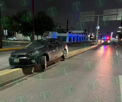 Carro queda trepado en cordón de puente