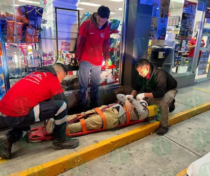 Hombre golpeado por 'Los Mudos' busca refugio en tienda de conveniencia