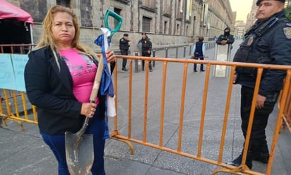 Madre buscadora quiere darle a AMLO pala con la que busca a su hijo desaparecido