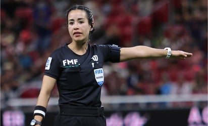 Tunden a Katia Itzel García por mal arbitraje en el Clásico Nacional Femenil