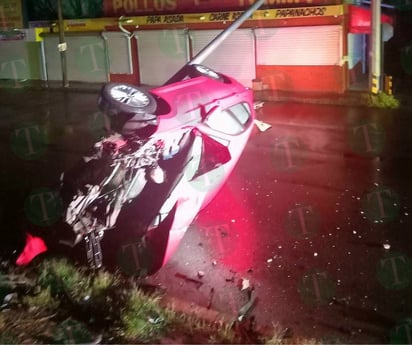 Velocidad y pavimento mojado causan volcadura y choque en la colonia Obrera 