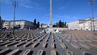 Protestan con más de mil ataúdes en el centro de Roma