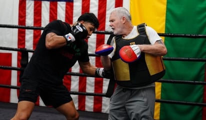 Freddie Roach cree que Jaime Munguía ganará por KO al Canelo Álvarez