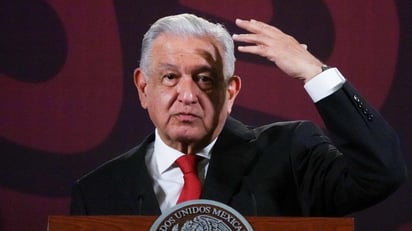 AMLO acusa a médicos de oponerse a tener más especialistas y a contratación de cubanos