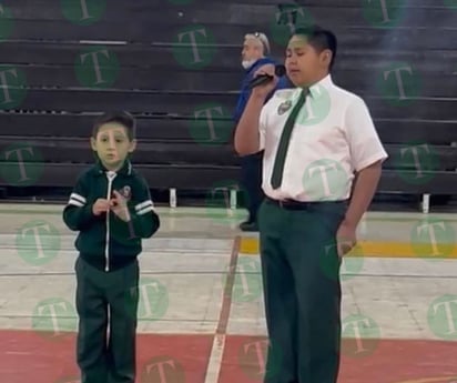 Emmanuel canta con lenguaje de señas himno sin padecer sordera