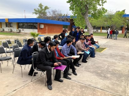 Universitarios superan los retos para ingresar al ramo laboral