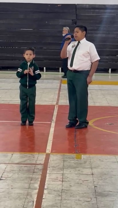 Emmanuel canta con lenguaje de señas himno sin padecer sordera