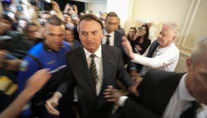 Varias pesquisas en Brasil apuntan a Bolsonaro, pero sus decisiones del Covid le alcanzan primero