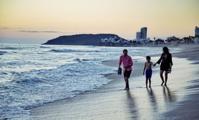 Cierran playas de Mazatlán durante la noche ante riesgo por fuertes corrientes